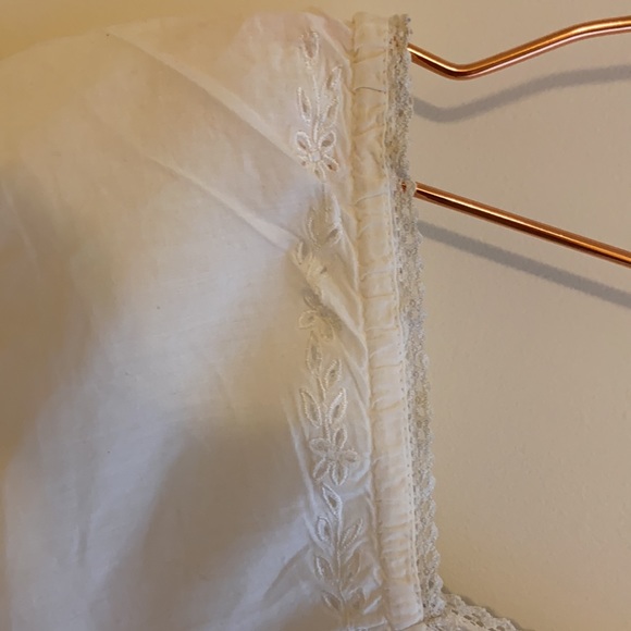 White midriff top with off the shoulders sleeves. - Picture 4 of 5